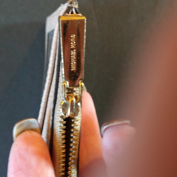 EUC. Michael kors jet set travel small leather top zip coin pouch. - Picture 4 of 8